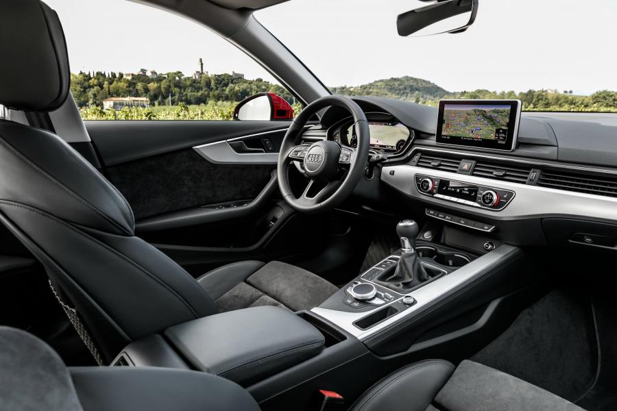 Интерьер Audi A4 2.0 TDI Ultra (B9) 2015 года  (WW) (фото 6 из 23)